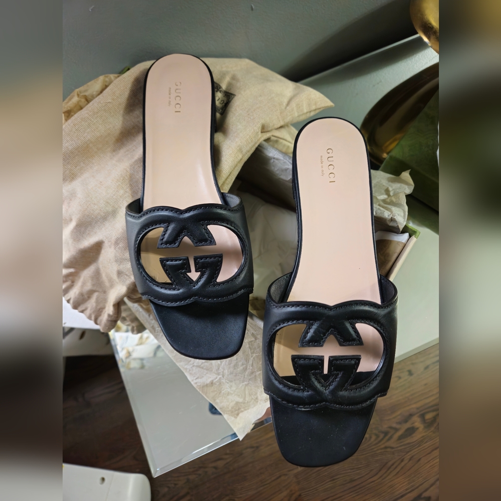 GUCCI leather logo cut-out flat slide